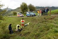 Frühling – Der vermisste Schäfer Heinrich von Ruhburg (Winfried Hübner, 2.v.l.) wird tot aufgefunden. Die Wandergruppe hat Polizist Loisl (Sebastian Gerold, l.) informiert.