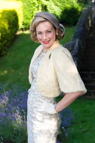 Father Brown – Die exzentrische Künstlerin Lady Felicia (Nancy Carroll) ist bei den Ermittlungen dabei.