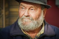 Reporter Spezial – Innerschweizer Bergler (Name unbekannt) sitzt auf einer Bank in Altdorf.