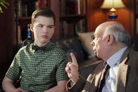 Young Sheldon – Sheldon Cooper (Iain Armitage, l.); Dr. Sturgis (Wallace Shawn, r.)