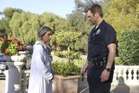 The Rookie – Als Nolan (Nathan Fillion) von Debbie (Lizze Broadway) mehr über die Sekte und dessen Propheten erfährt, kommt ihm die Sache zunehmend unheimlich vor.
