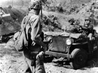 Tag ohne Ende – Im Auto: Robert Keith als der Oberst (li) und Aldo Ray als der Sergeant Montana.