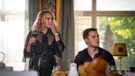 Das Begräbnis – Kein leichter Tag für Jacky (Luise von Finckh), Böcki (Gustav Schmidt) steht ihr zur Seite.