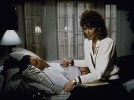 Agentin mit Herz – Amanda (Kate Jackson, r.) kümmert sich rührend um den schwerverletzten Lee (Bruce Boxleitner, l.), bis ihr dessen unnatürliche Augenfarbe auffällt ...