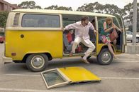 Little Miss Sunshine – Auf den letzten Drücker kommen die Hoovers in Florida an: Onkel Frank (Steve Carell) und Mutter Sheryl (Toni Collette) verlieren beim Ausstieg keine Zeit, damit Töchterchen Olive (Abigail Breslin, im Auto) rechtzeitig an den Start kommt.