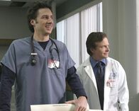 Scrubs - Die Anfänger – Dr. Kevin Casey (Michael J. Fox, r.) kommt als Gastprofessor ans Sacred Heart und J.D. (Zach Braff, l.) ist sofort schwer beeindruckt von ihm ...