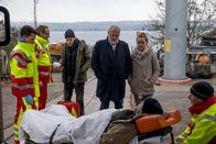 Der Alte – Nach seinem Zusammenbruch muss der schwerkranke Franz Bichler (Peter Trabner) umgehend ins Krankenhaus. Sein Schwiegersohn Jakob Vierbaum (Franz Pätzold, l.), Hauptkommissar Richard Voss (Jan-Gregor Kremp, M.) und seine Tochter Charlotte Bichler (Mathilde Bundschuh) sind dabei, als er von Sanitätern versorgt und ins Krankenhaus gebracht wird.