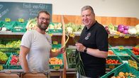 Hoagascht – Biobauer Manuel Stockinger (links) und Christian Dlapka, Chef der Mühlviertler Chilimanufaktur FEUERzeug (rechts) stehen im Bioladen vom Bio Gemüsehof Voggeneder