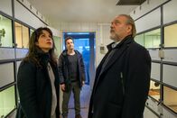 Der Alte – Annabell Lorenz (Stephanie Stumph, l.), Tom Kupfer (Ludwig Blochberger, Mi.) und Hauptkommissar Richard Voss (Jan Gregor Kremp) haben es mit einem besonders kniffligen Fall zu tun: Eine ambitionierte Forscherin wurde in ihrem Labor von einer Mamba angegriffen. Das Tier wurde ganz gezielt in einer Deckenleuchte im Arbeitsraum der jungen Frau im Reptilienhaus des Tierparks platziert.