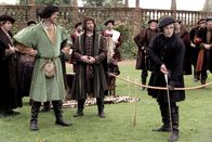 Wolf Hall – Cromwell (Mark Rylance, vorne re.) beeindruckt König Henry VIII. (Damian Lewis, 2.v.l.) beim Bogenschießen.