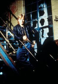MacGyver – MacGyver (Richard Dean Anderson) versucht auf eigene Faust, den Mord an seinem Freund Paul aufzuklären ...