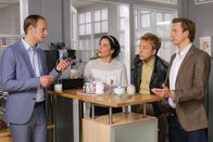 Die Rosenheim-Cops – Stockl (Marisa Burger, 2.v.l.), Mohr (Max Müller, 2.v.r.) und Lorenz (Benedikt Blaskovic, r.) sind überrascht, als Seitz (Gábor Biedermann, l.) plötzlich im Kommissariat auftaucht.