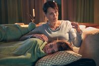 Aus Haut und Knochen – Lara (Lisa Marie Koroll, l.); Susanne (Anja Kling, r.)