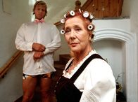 Sag einfach Ja! – rbb Fernsehen, SonntagsFilm, SAG EINFACH JA! Uhr. Hochzeitsvorbereitungen: Hans (Henning Baum) und seine Mutter Effi (Veronika Fitz) werfen sich in Schale.