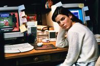 Das Netz – Die Softwareentwicklerin Angela Bennett (Sandra Bullock) bekommt von einem Kollegen eine mysteriöse Diskette zugespielt. Nachdem sie dem, auf sie angesetzten Killer entkommt, bemerkt sie, dass sich ihre persönlichen elektronischen Daten verändern.