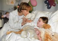 In aller Freundschaft – MDR Fernsehen IN ALLER FREUNDSCHAFT FOLGE 65, "Ohnmacht" Uhr. Die kleine Anna (Hennriette Naumann, re.) hat einen sehr bösartigen Tumor im Bein. Nachdem die Operation erfolgreich verlaufen ist, machen die Ärzte jedoch eine folgenschwere Entdeckung. Dr. Kathrin Globisch (Andrea Kathrin Loewig, li.) versucht, das Mädchen aufzuheitern.