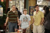 Two and a Half Men – Alan (Jon Cryer, l.) ist mit seinem Bruder Charlie (Charlie Sheen, r.) und seinem Sohn Jake (Angus T. Jones, M.) in einem Coffeeshop. Dort läuft ihm Cynthia über den Weg ...