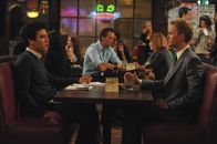 How I Met Your Mother – Ted (Josh Radnor, l.) ist immer noch auf der Suche nach der Frau fürs Leben. Im McLarens sieht er ein hübsches Mädchen, aber er ist zu nervös, um sie anzusprechen. Daraufhin erklärt Barney (Neil Patrick Harris, r.) sie als sein "Eigentum" ...