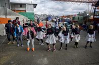 TanzAlarm – Mit einer fetzigen Rock'n'Roll Nummer sind die beiden Männer abgelenkt und tanzen fröhlich mit Singa, herrH, dem TanzTapir und den TanzAlarm-Kids auf dem Schrottplatz.
