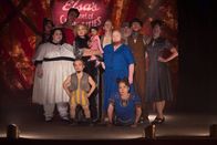 American Horror Story – Im Tode vereint? Barbara (Chrissy Metz, 2.v.l.), Eve (Erika Ervin, 3.v.l.), Elsa (Jessica Lange, 4.v.l.), Ma Petite (Jyoti Amge, 5.v.l.), Ethel (Kathy Bates, 4.v.r.), Paul (Mat Fraser, 2.v.r.) Penny (Grace Gummer, r.), Toulouse (Drew Rin Varick, vorne l.) und Suzi (Rose Siggins, vorne r.) ...
