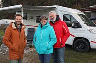 Wir werden Camper – Moderator Daniel Aßmann (r) zieht eine Zwischenblilanz und wagt einen Ausblick auf das Campingjahr 2022. Vom Dachzelt bei Minusgraden über die Wohnmobilfamilie mit Pferden und Hunden bis hin zum Trend Expeditionsfahrzeuge - Daniel zeigt, was möglich ist, worauf man achten sollte und was schiefgehen kann. Er zeigt Geschichten von Menschen, wie Petra (M) und Rüdiger Erbslöh (l). Sie fahren mit ihrem neuen Wohnmobil "Olaf" in nur einem Jahr über 19.000 Kilometer.