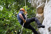 Gordon Ramsay: Kulinarische Abenteuer – Puerto Rico - Gordon Ramsay repelling on a sheer rockface in a rainy forest in Puerto Rico. (Credit: National Geographic/Justin Mandel)