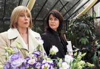 Sturm der Liebe – ARD STURM DER LIEBE FOLGE 1305 Uhr im ERSTEN. Barbara (Nicola Tiggeler, r.) demonstriert Charlotte (Mona Seefried, l.) ihre Macht.