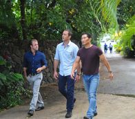 Hawaii Five-0 – Ermitteln in einem neuen Mordfall: Steve (Alex O'Loughlin, M.), Danny (Scott Caan, l.) und Chin (Daniel Dae Kim, r.) ...