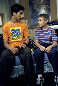 Malcolm mittendrin – Reese (Justin Berfield) und Dewey (Erik Per Sullivan, r.) überlegen, wie sie den Leuten aus der Nachbarschaft unter Vorspiegelung falscher Tatsachen Geld abknöpfen können.