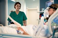 In aller Freundschaft – Prof. Dr. Maria Weber (Annett Renneberg) sieht momentan nur noch eine Lösung: Jakob Heilmann (Karsten Kühn) braucht ein LVAD, ein Herzunterstützungssystem, um die Zeit bis zu einem möglichen Spenderherz zu überbrücken.