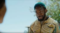 The Morning After – TJ (Martial Batchman) bietet Nina (Amara Okereke) an, bei einem seiner Gigs als Sängerin dabei zu sein.
