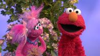 Sesamstraße – Abby (l.) hat sich zu Elmos Überraschung in ein Monster verzaubert.