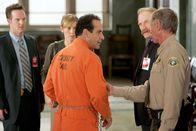Monk – (v.li.) Jason Gray-Stanford (Lt. Randall Disher), Traylor Howard (Natalie Teeger), Tony Shalhoub (Adrian Monk), Ted Levine (Capt. Leland Stottlemeyer), Scott Glenn (Sheriff Rollins).