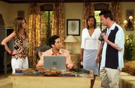 Friends – Ross (David Schwimmer, 2.v.l.) ist total genervt, als er feststellen muss, dass seine Rede durch einen Computerabsturz verloren gegangen ist ...