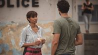 Deadly Tropics – In einem Gespräch teilt Mélissa (Sonia Rolland) Cyril (Stany Coppet) mit, dass ihr Ex-Freund Pascal unerwartet aus der Haft entlassen wurde und nun wieder in ihr Leben getreten ist.