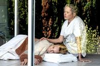 Check out – Frau Rumi (Klara Höfels, li.) und Caro (Silke Bodenbender).