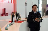 SOKO Stuttgart – Schaurige Stadtgeschichte: Streifenpolizistin Sibylle Beyer (Bärbel Stolz) ermittelt im Touristenzentrum zum Mord an einer Stuttgarter Stadtführerin. Diese erzählte in ihren Führungen von mörderischen Kriminalfällen der Stadt – bis sie selbst zum Opfer wurde.
