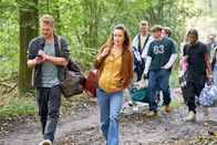 neoriginal: Like a Loser – Julian (Ben Münchow, l.) führt die Klasse mit leerem Akku und wenig Plan durch den Wald, während Marie (Tinka Fürst, 2.v.l.) versucht, die Kontrolle zu behalten – ein chaotischer Schulausflug nimmt seinen Lauf. (Komparsen im Bild)