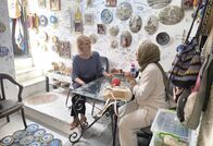 WeltWeit – Korrespondentin Katharina Wagner mit Gülsen Aksöy in Istanbul. Die Türkin setzt sich mit dem Verkauf von „Free-Gaza“ Taschen für Palästinenser ein.
