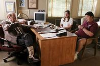Young Sheldon – Als Sheldon wegen kursierenden Keimen nicht mehr zum Unterricht kommt, wird er von Direktor Petersen (Rex Linn, l.) suspendiert. Jetzt müssen Mary (Zoe Perry, M.) und George Sr. (Lance Barber, r.) schnellstmöglich eine Lösung für die übertriebene Angst ihres Sohnes finden ...