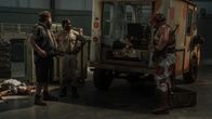 Twisted Metal – Sweet Tooth (Joe Seanoa, r.) und Stu (Mike Mitchell, l.) haben Mike (Tahj Vaughans, M.) in ihre Gewalt gebracht – doch was folgt, ist alles andere als planbar.