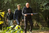 MacGyver – (v.l.n.r.) James MacGyver (Tate Donovan); Angus MacGyver (Lucas Till); Elliot Mason (Peter Weller)