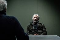 Tatort (SWR) – Domenico Palladio (Paolo Sassanelli, rechts) schweigt. Er lässt sich von Kriminalhauptkommissar Franz Leitmayr (Udo Wachtveitl) nicht beeindrucken.