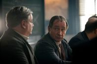 Babylon Berlin – ab 9. Oktober 2020, 20:15 Uhr online first in der ARD Mediathek Czerwinski (Rüdiger Klink) und sein Kollege Henning (Thorsten Merten, re.).