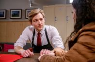 Sturm der Liebe – Henning (Matthias Zera, l.) gibt vor Shirin (Merve Çakır, r.) zu, überfordert zu sein.