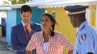 Death in Paradise – Dwayne Myers (Danny John-Jules, l.), Oliver (Stefano Braschi, 2.v.l.), Florence Cassell (Joséphin Jobert, M.) und J.P. (Tobi Bakare, r.) ermitteln.