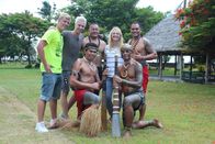 Verrückt nach Meer – Reiseleiter Moritz, Sänger Julian David und Entertainmentmanagerin Cori bei ihrem Ausflug in ein Kulturdorf in Apia. Die Einheimischen haben ihnen kurz vorher traditionell "Ouomo" gekocht.