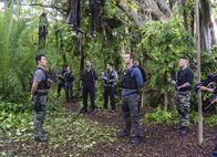 Hawaii Five-0 – Steve (Alex O'Loughlin, 2.v.r.), Danny (Scott Caan, 3.v.l.), Kono und Chin (Daniel Dae Kim, l.) brechen in geheimer Mission auf, um Shioma festzunehmen. Doch dies endet anders als geplant ...