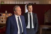 Inspector Barnaby – DCI John Barnaby (Neil Dudgeon, l.) und sein Assistent DS Jamie Winter (Nick Hendrix, r.) versuchen im Puppenhaus-Museum den Tathergang nachzuvollziehen.