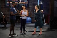 Call Me Kat – (v.l.n.r.) Daniel (Lamorne Morris); Randi (Kyla Pratt); Kat (Mayim Bialik)
